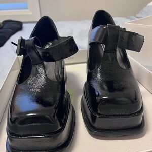 L'INTERVALLE Glossy Black Heels